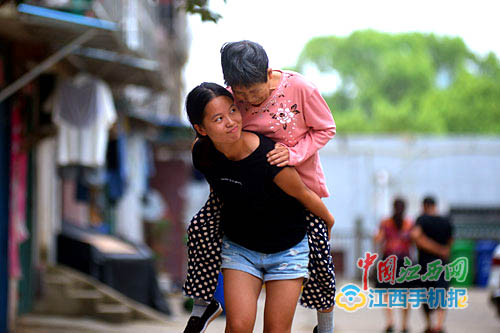 21歲女孩背著母親上大學(xué)：有媽媽才有家-平凡人不平凡的故事_平凡人不平凡