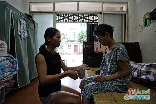 21歲女孩背著母親上大學(xué)：有媽媽才有家-平凡人不平凡的故事_平凡人不平凡