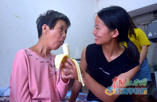 21歲女孩背著母親上大學(xué)：有媽媽才有家-平凡人不平凡的故事_平凡人不平凡