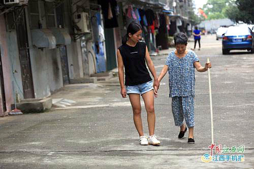 21歲女孩背著母親上大學(xué)：有媽媽才有家-平凡人不平凡的故事_平凡人不平凡