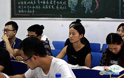 21歲女孩背著母親上大學(xué)：有媽媽才有家-平凡人不平凡的故事_平凡人不平凡