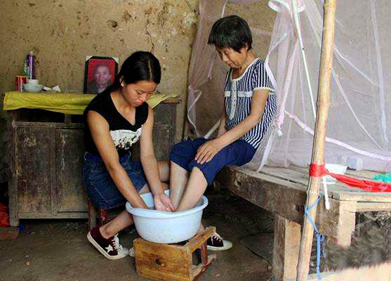 背著媽媽上大學(xué)，趙金鳳用大愛溫暖體弱多病的母親。