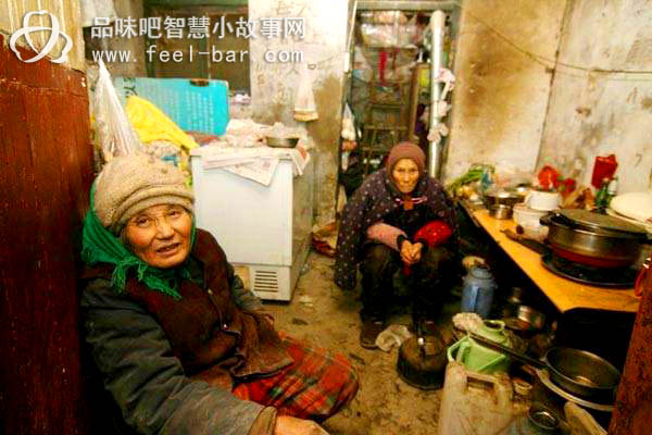 七旬女兒撿垃圾贍養(yǎng)九旬老娘-平凡人不平凡的故事_平凡人感人小故事