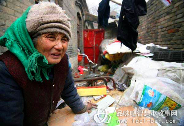 七旬女兒撿垃圾贍養(yǎng)九旬老娘-平凡人不平凡的故事_平凡人感人小故事