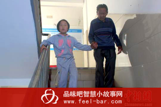 拾荒老人程興友艱難養(yǎng)棄嬰-平凡人不平凡的故事_平凡人不平凡_平凡人感人小故事