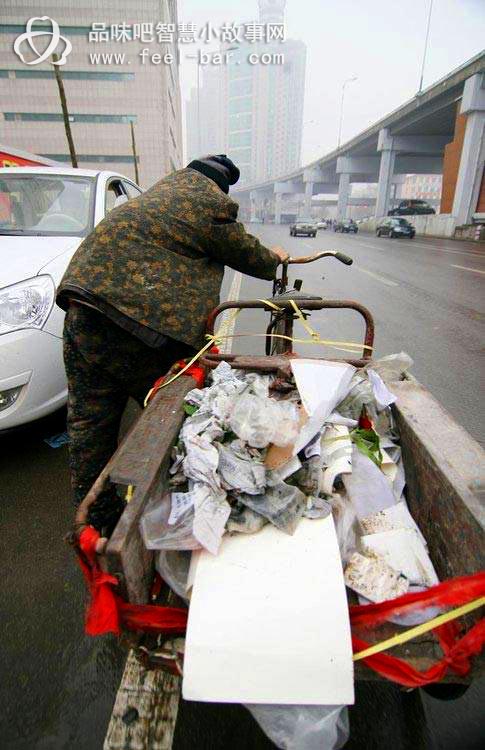 七旬女兒撿垃圾贍養(yǎng)九旬老娘-平凡人不平凡的故事_平凡人感人小故事