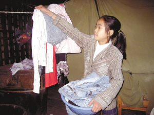 每周六上午，都要到1公里外的水井旁去洗衣服