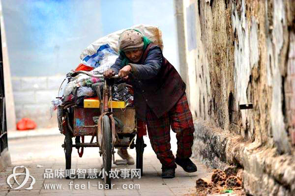 七旬女兒撿垃圾贍養(yǎng)九旬老娘-平凡人不平凡的故事_平凡人感人小故事