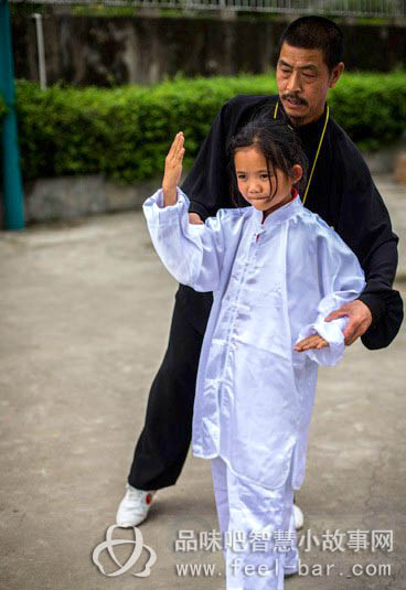 11歲微笑妹妹陳禮燕照顧病重父撐起一個(gè)家-平凡人不平凡的故事_平凡人感人小故事