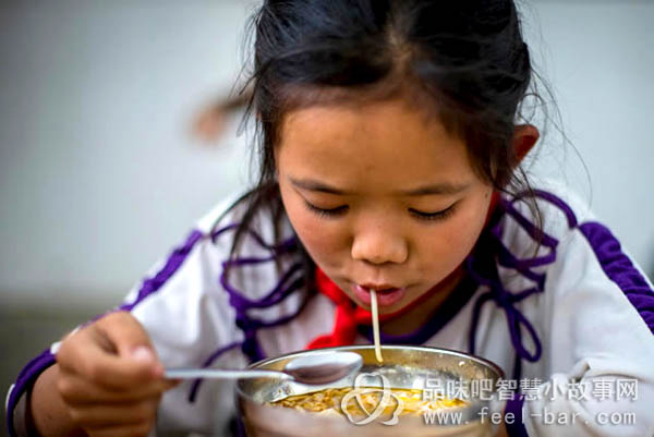 11歲微笑妹妹陳禮燕照顧病重父撐起一個(gè)家-平凡人不平凡的故事_平凡人感人小故事