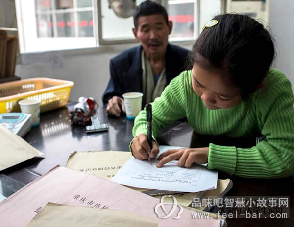 11歲微笑妹妹陳禮燕照顧病重父撐起一個(gè)家-平凡人不平凡的故事_平凡人感人小故事