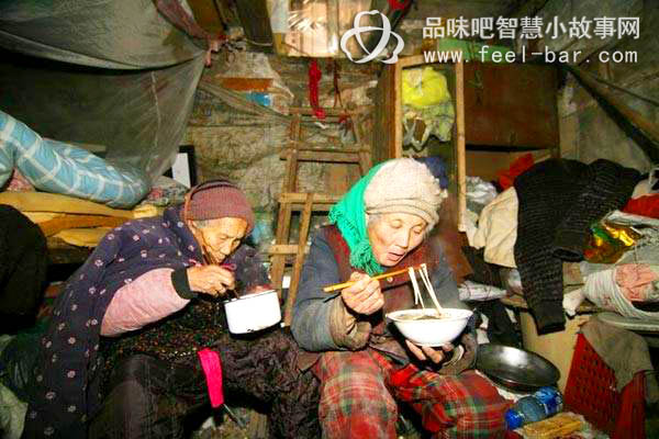 七旬女兒撿垃圾贍養(yǎng)九旬老娘-平凡人不平凡的故事_平凡人感人小故事