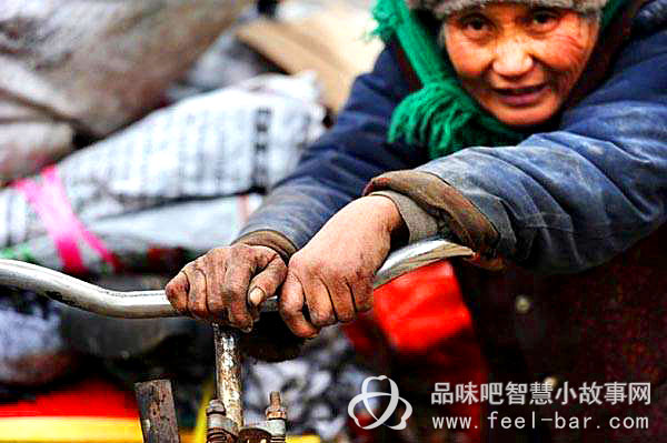 七旬女兒撿垃圾贍養(yǎng)九旬老娘-平凡人不平凡的故事_平凡人感人小故事
