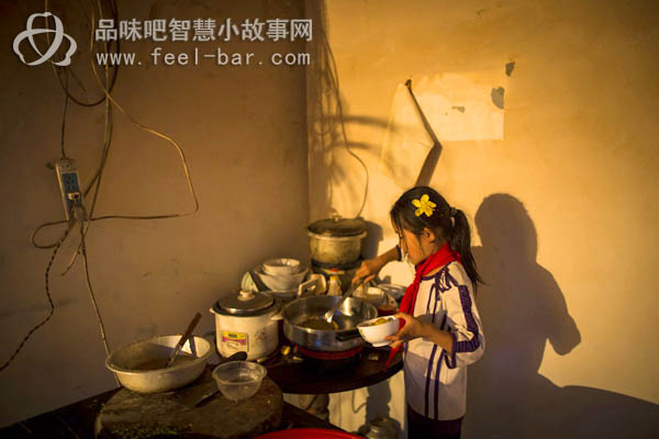 11歲微笑妹妹陳禮燕照顧病重父撐起一個(gè)家-平凡人不平凡的故事_平凡人感人小故事