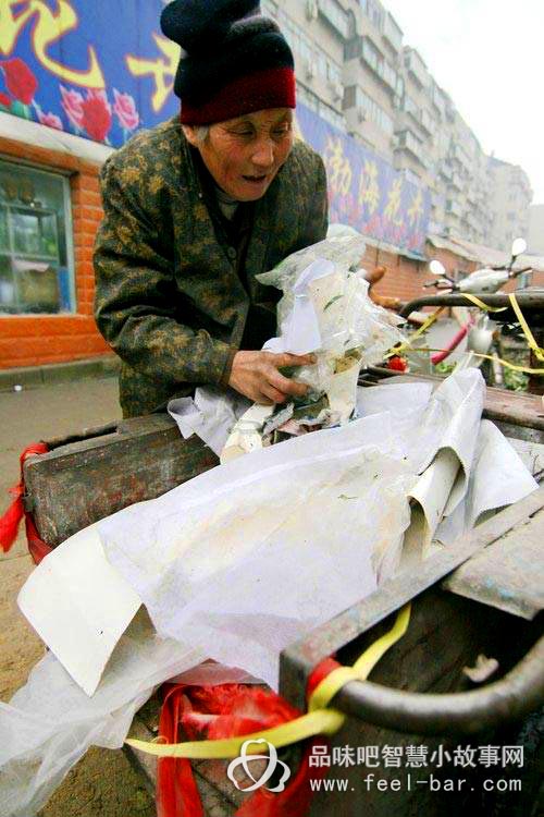 七旬女兒撿垃圾贍養(yǎng)九旬老娘-平凡人不平凡的故事_平凡人感人小故事