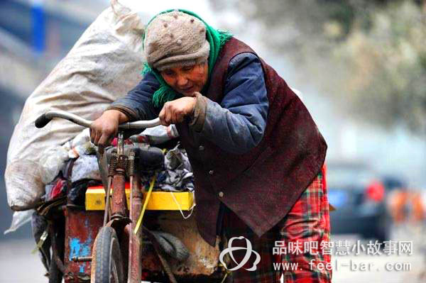 七旬女兒撿垃圾贍養(yǎng)九旬老娘-平凡人不平凡的故事_平凡人感人小故事