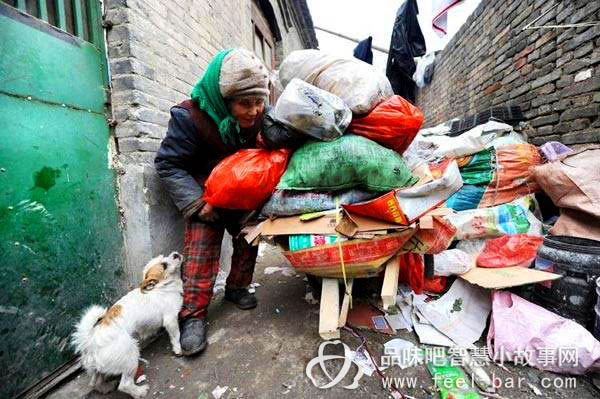 七旬女兒撿垃圾贍養(yǎng)九旬老娘-平凡人不平凡的故事_平凡人感人小故事